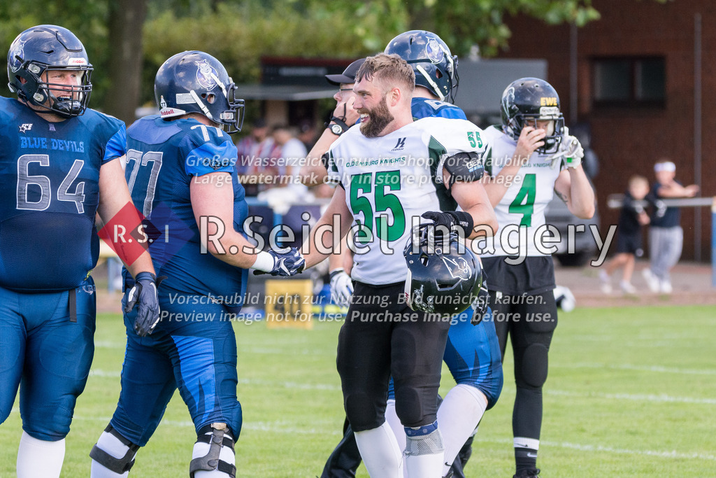 American Football, Saison 2022, Regionalliga Nord, Hamburg Blue Devils - Oldenburg Knights, Dr.-Hermann-Schnell-Sportplatz (Hamburg), 06.08.2022, 07. Gameweek | Kjell Rieck (#77, Blue Devils, OL) und Nils Timmermann (#55, Oldenburg) reichen sich nach dem Spiel die Hand