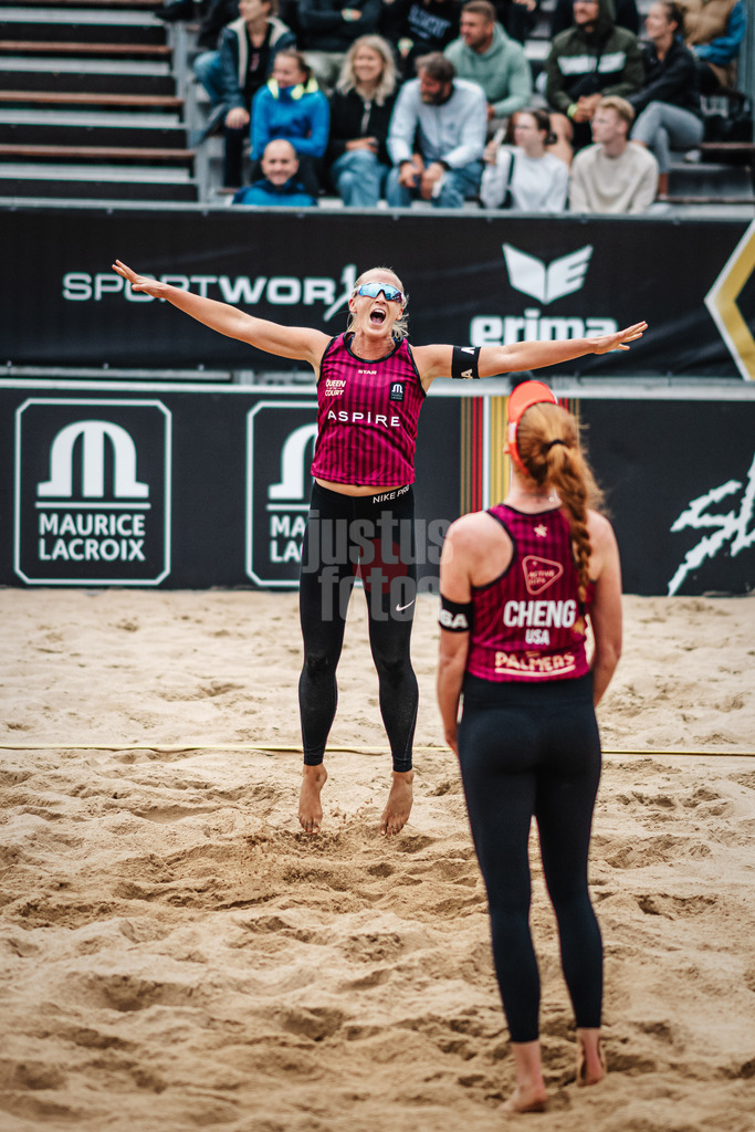 Beachvolleyball | Frauen | Queen and King of the Court | Hamburg | 02.06.2024 | v.l. Sara Hughes (USA) und Kelly Cheng (USA) gewinnen das Turnier und jubeln