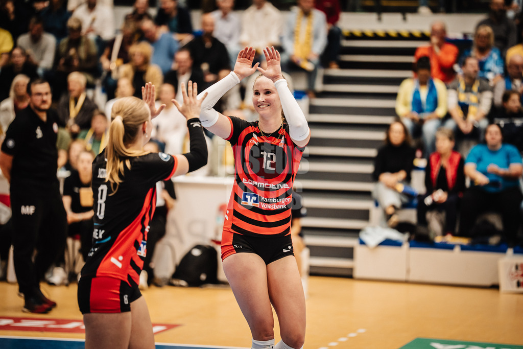 Volleyball | Frauen | Saison 2025/2026 | Volleyball Bundesliga | SSC Palmberg Schwerin vs. ETV Hamburger Volksbank Volleys | 18.10.2025 | v.l. Zoe Konjer (#8, ETV Hamburger Volksbank Volleys) und Hannah Ammerman (#12, ETV Hamburger Volksbank Volleys) klatschen ein