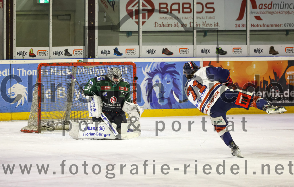 2023-03-03_118_TSV_Erding_gegen_ESC_Kempten | Erding, Deutschland, 03.03.2023:
Eishockey, Bayernliga Playoffs 2022 / 2023, Viertelfinale, TSV Erding gegen ESC Kempten, Endergebnis: 9:3

Torwart Christoph Schedlbauer (Erding Gladiators, #31), Anton Zimmer (ESC Kempten, #71)

Foto: Christian Riedel / fotografie-riedel.net