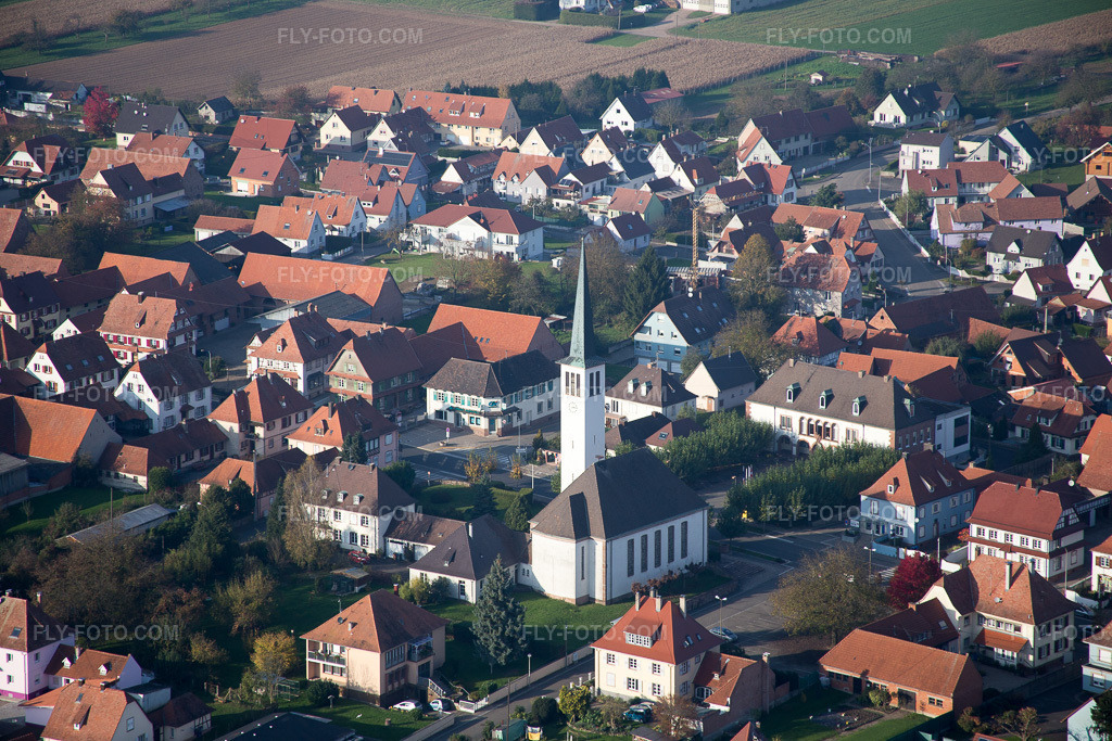 Aerial view: Village view in Hatten in the state Bas-Rhin, France. – Photo: IMG_075636.jpg taken on 11/01/2014 by Werner Riehm/FLY-FOTO.com – Resolution of the original: 5472 x 3648 px