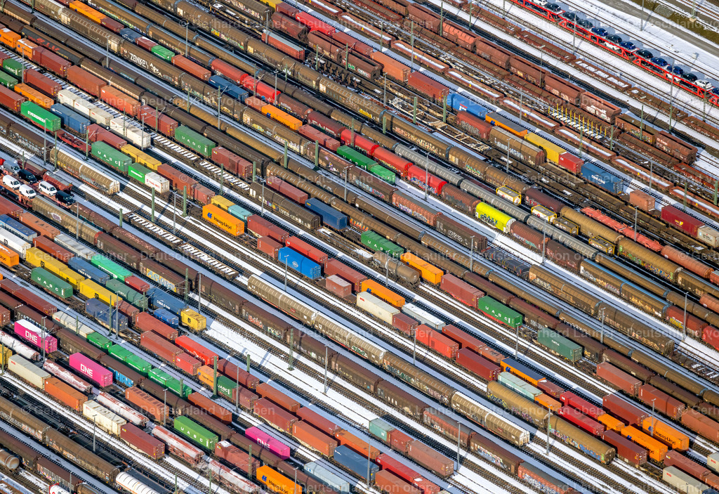 4044826 | bunte Eisenbahnwaggons im verschneiten Rangierbahnhof Maschen, Seevetal