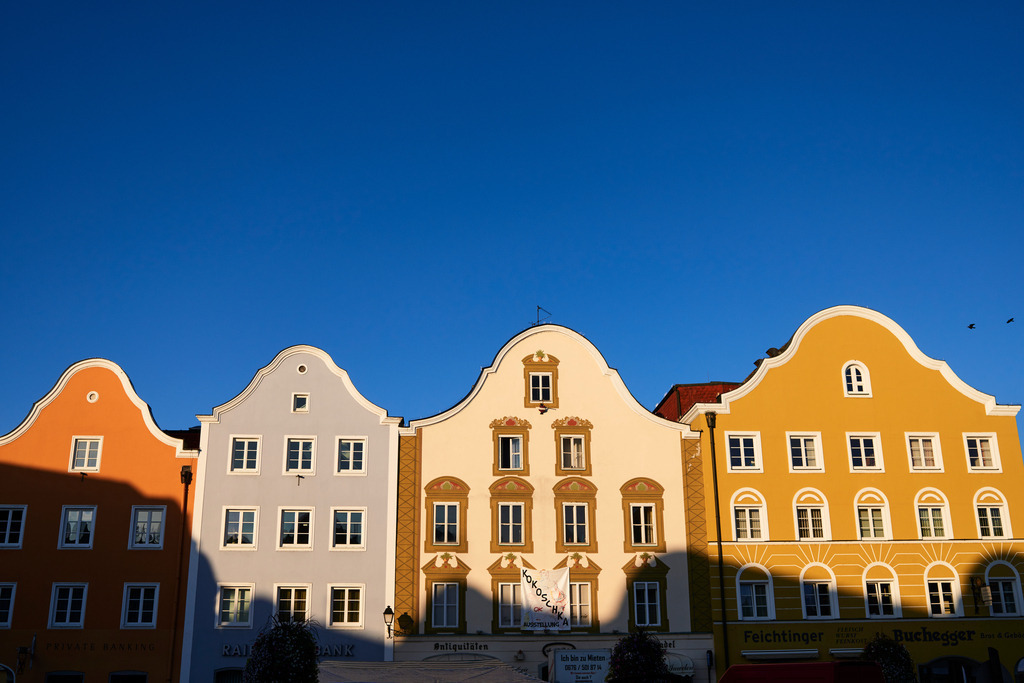 Hausreihe Silberzeile mit blauem Himmel | Schaerding, Austria - September 25, 2016: Hausreihe Silberzeile mit blauem Himmel. - Realisiert mit Pictrs.com