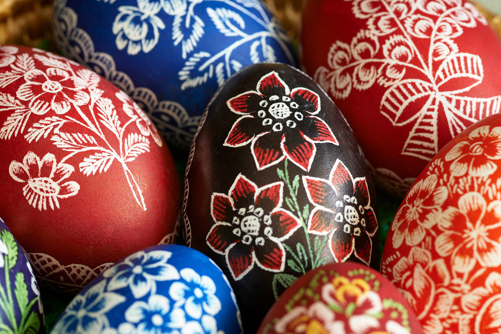 Stinatzer Ostereier kratzen | Stinatz, Austria - January 22, 2016: Von Frau Wilma Zieserl gekratzte Stinatzer Ostereier. - Realisiert mit Pictrs.com