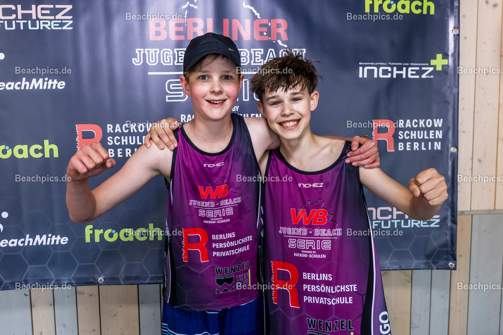 2025-200076219-Jugend-Beach-Serie-Fotobox | Pinar Atalay, Bundeskanzler Friedrich Merz 31.05.2025; Berlin Foto: Gerold Rebsch - www.beachpics.de