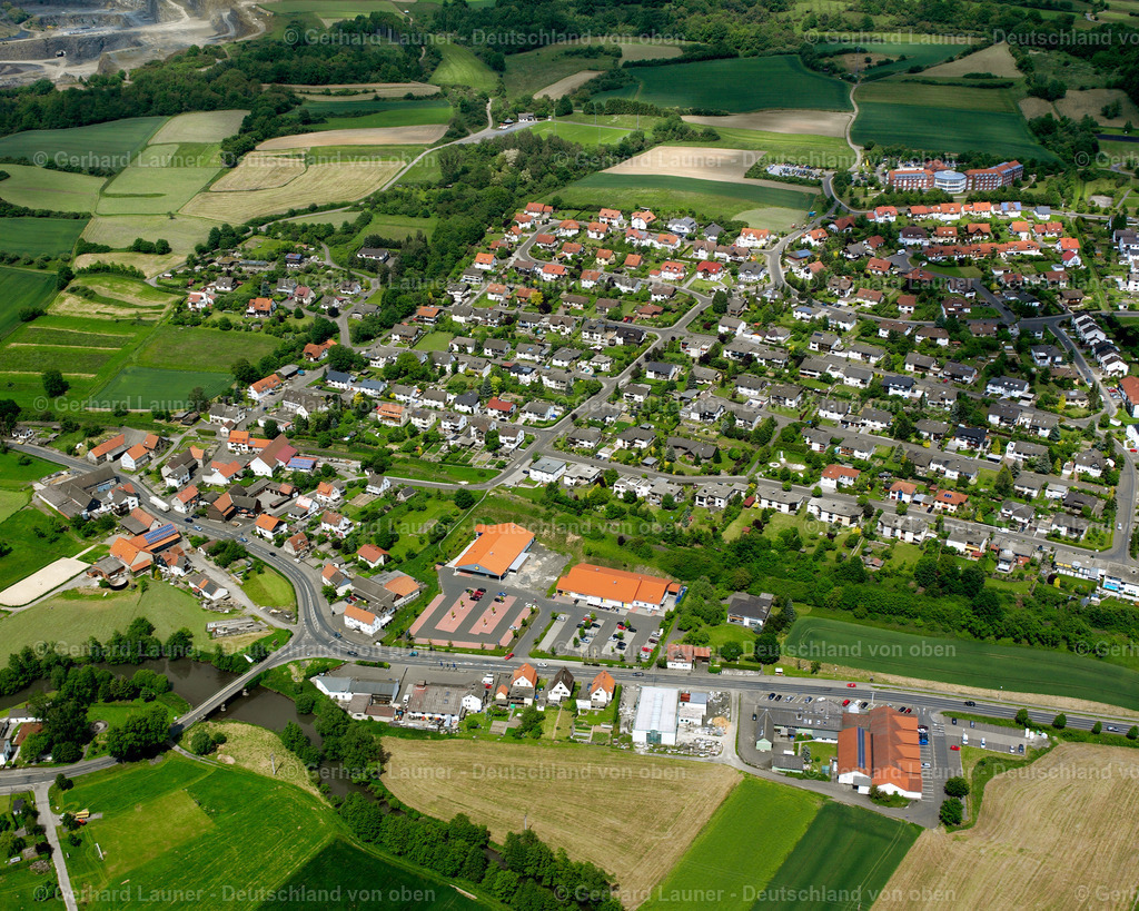2614252 | OBER-OFLEIDEN 09.06.2006 Ortsansicht am Rande von landwirtschaftlichen Feldern und Nutzflächen  in Ober-Ofleiden im Bundesland Hessen, Deutschland // Village view on the edge of agricultural fields and land  in Ober-Ofleiden in the state Hesse, Germany Foto: Gerhard Launer