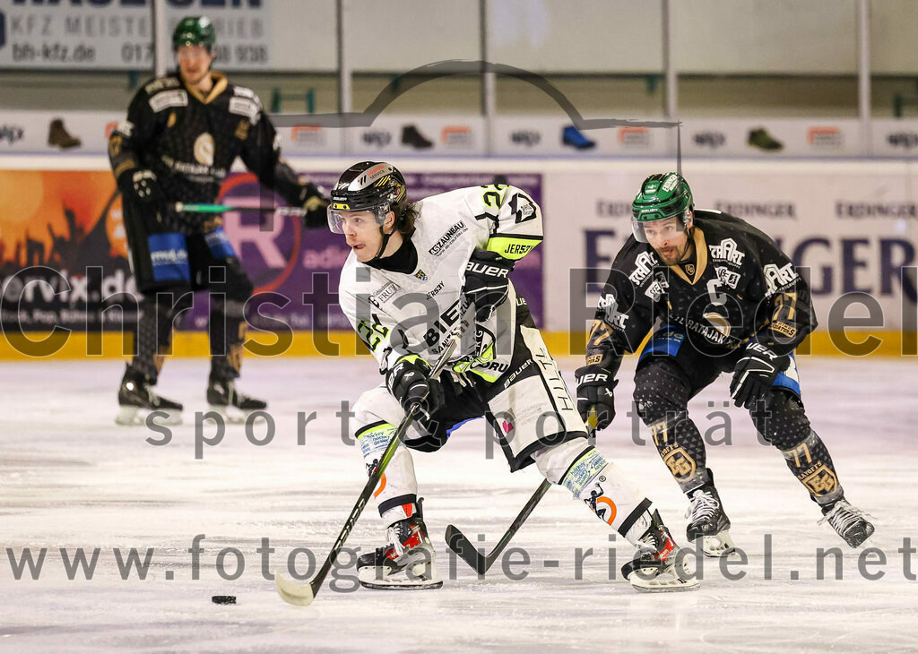 2024-02-23_093_TSV_Erding_gegen_ERSC_Amberg | Erding, Deutschland, 23.02.2024:
Eishockey, Bayernliga Playoffs 2023 / 2024, 3. Spieltag, TSV Erding gegen ERSC Amberg, Endergebnis: 2:3 n. V.

Hunter Fortin (ERSC Amberg, #22), Philipp Michl (Erding Gladiators, #77)

Foto: Christian Riedel / fotografie-riedel.net