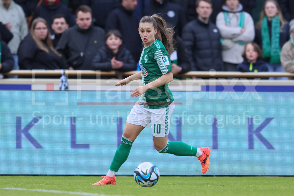 Fussball, Google Pixel Frauen-Bundesliga, SV Werder Bremen - MSV Duisburg | v.li.: Tuana Mahmoud (geb. Keles, SV Werder Bremen, 10) am Ball, Freisteller, Einzelbild, Ganzkörper, Aktion, Action, Spielszene, DIE DFB-RICHTLINIEN UNTERSAGEN JEGLICHE NUTZUNG VON FOTOS ALS SEQUENZBILDER UND/ODER VIDEOÄHNLICHE FOTOSTRECKEN. DFB REGULATIONS PROHIBIT ANY USE OF PHOTOGRAPHS AS IMAGE SEQUENCES AND/OR QUASI-VIDEO.