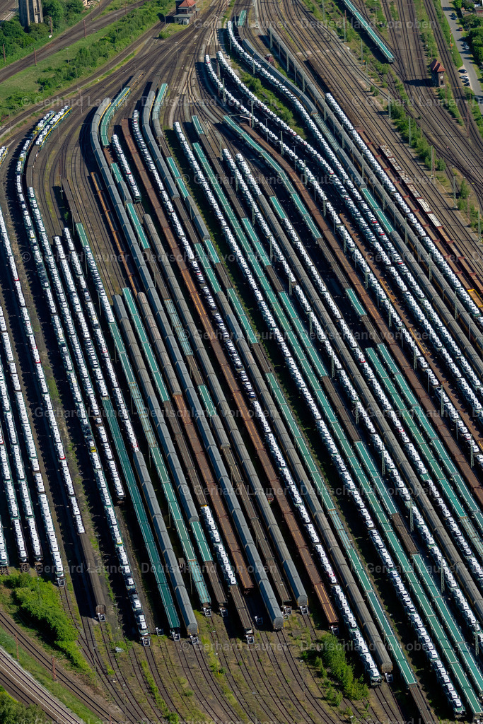 4030112 | BREMEN 01.06.2020 Schienen- und Gleisstrecken auf den Abstellgleisen und Rangierstrecken des Rangierbahnhofes und Güterbahnhof mit Auto- und Neuwagentransporten in Bremen, Deutschland. // Marshalling yard and freight station with car and new car transport in Bremen, Germany. Foto: Gerhard Launer