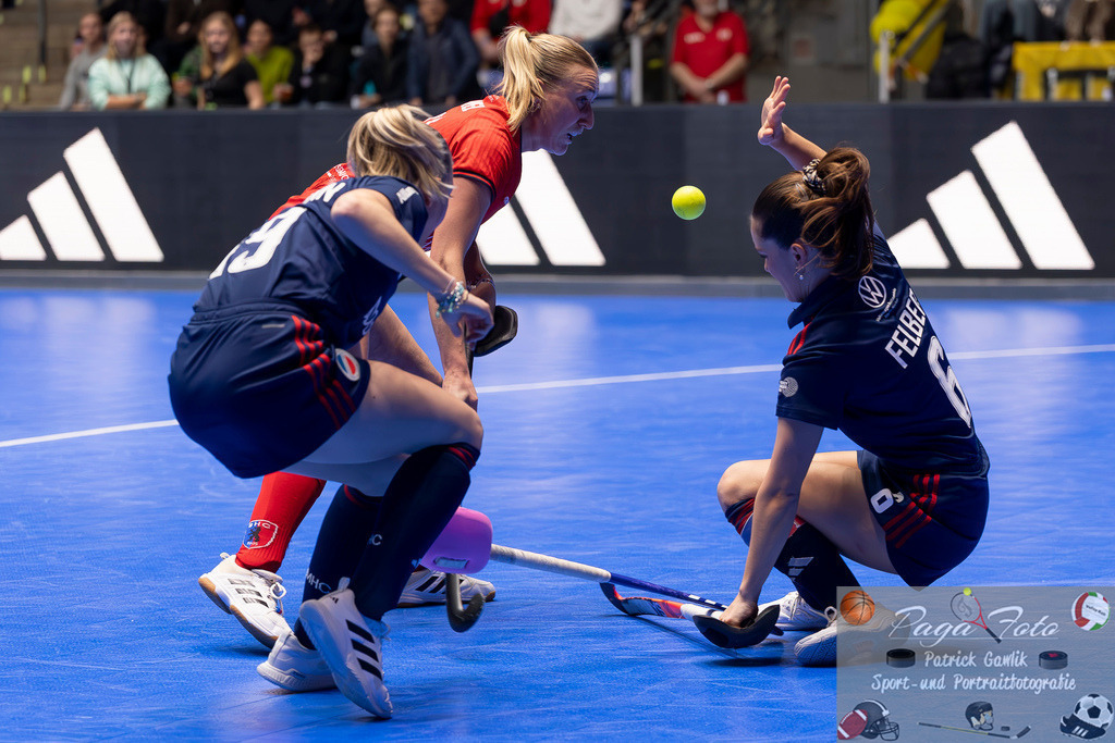 Volvo E.R.B. Final 4 Finale Frauen: Berliner HC - Mannheimer HC, 26.01.2025 | Benedetta Marie Wenzel (Berliner HC #21) &amp; Fiona Felber (Mannheimer HC #6) &amp; Verena Neumann (Mannheimer HC #19) im Kampf um den Ball,  Berliner HC - Mannheimer HC, Frankfurt, Süwag Arena, 26.1.2025 - Realisiert mit Pictrs.com