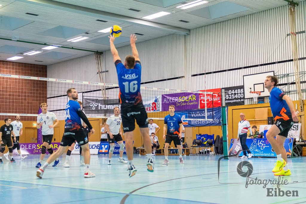 VSG Ammerland-TV Baden | Volleyball-Regionalliga; VSG Ammerland (blau)-TV Baden (weiß) am 19.10.2024; in Bad Zwischenahn (Sporthalle Schullerstraße), Photo: Philip Eiben 2024 - Realisiert mit Pictrs.com