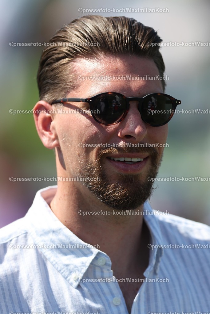 HanMX01052588038 | 01.05.2025, Fußball, Hannover 96 Renntag, Die Fußballprofis von Hannover96 zu Gast auf der Pferderennbahn Neue Bult. Im Bild Ron-Robert Zieler. 