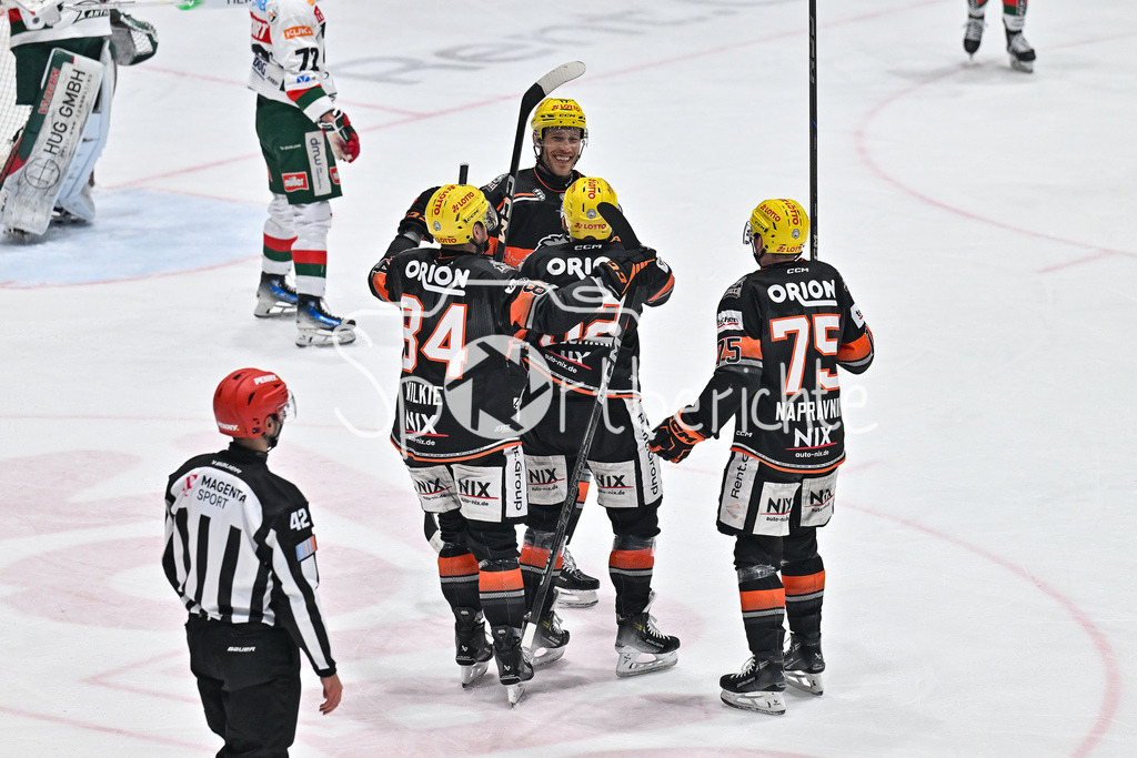 Löwen Frankfurt -Augsburger Panther | Jubel der Hausherren nach dem Treffer zum 2-0 druch Maksim MATUSHKIN (Löwen Frankfurt #52) / Freude / Happy / Tor / Torschuetze / DEL: Loewen Frankfurt - Augsburger Panther, Eissporthalle Frankfurt am 14.02.2025