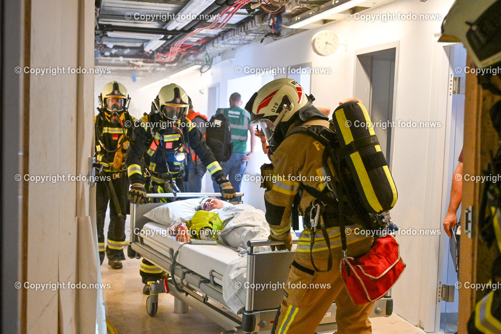 Krankenhaus der Barmherzigen Brueder_ Katastrophenuebung_ 12.06.2024-26 | 12.06.2024, Linz, AUT, Krankenhaus der Barmherzigen Brueder, Katastrophenuebung, im Bild Einsatzkraefte, Rettung der Patienten und Besucher, Feuerwehr, Aerzte, Personal