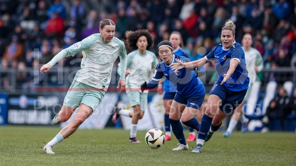 Fussball, Google Pixel Frauen-Bundesliga, 1. FFC Turbine Potsdam - SV Werder Bremen | v.li.: Larissa Mühlhaus (SV Werder Bremen, 7) am Ball, Einzelbild, Ganzkörper, Aktion, Action, Spielszene, Sara Ito (1. FFC Turbine Potsdam, 14) und Jennifer Cramer (1. FFC Turbine Potsdam, 11), DIE DFB-RICHTLINIEN UNTERSAGEN JEGLICHE NUTZUNG VON FOTOS ALS SEQUENZBILDER UND/ODER VIDEOÄHNLICHE FOTOSTRECKEN. DFB REGULATIONS PROHIBIT ANY USE OF PHOTOGRAPHS AS IMAGE SEQUENCES AND/OR QUASI-VIDEO.