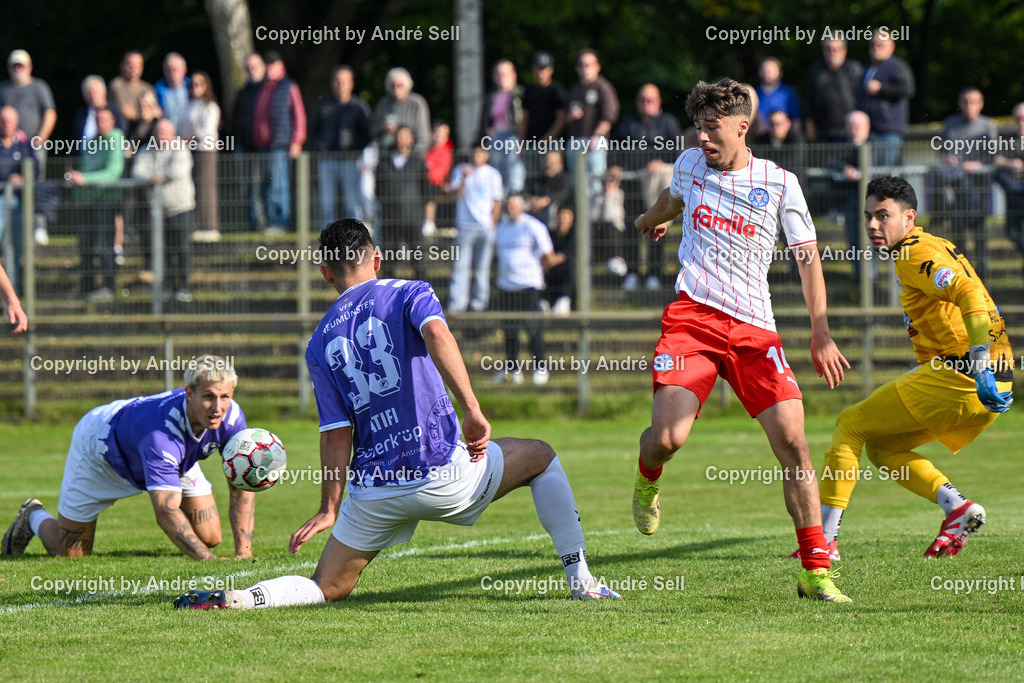 VfR Neumünster vs Holstein Kiel II | Geart Latifi (VfR #33) &amp; José Aguirre Dardon (VfR #27) klären gegen Valton Mehmeti (Holstein #14) / Fußball-Oberliga Männer 2026/2027 / VfR Neumünster vs Holstein Kiel II / Grümmi-Arena / Neumünster / 27.09.26 - Realisiert mit Pictrs.com