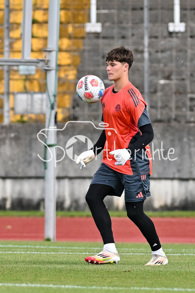 FC Augsburg II - FC Bayern Amateure | Bei warmmachen Leon KLANAC (FC Bayern Muenchen II 1) / Einzelfoto / Freisteller / Regionalliga Bayern: FC Augsburg II - FC Bayern Muenchen II, Rosenaustadion am 25.07.2025