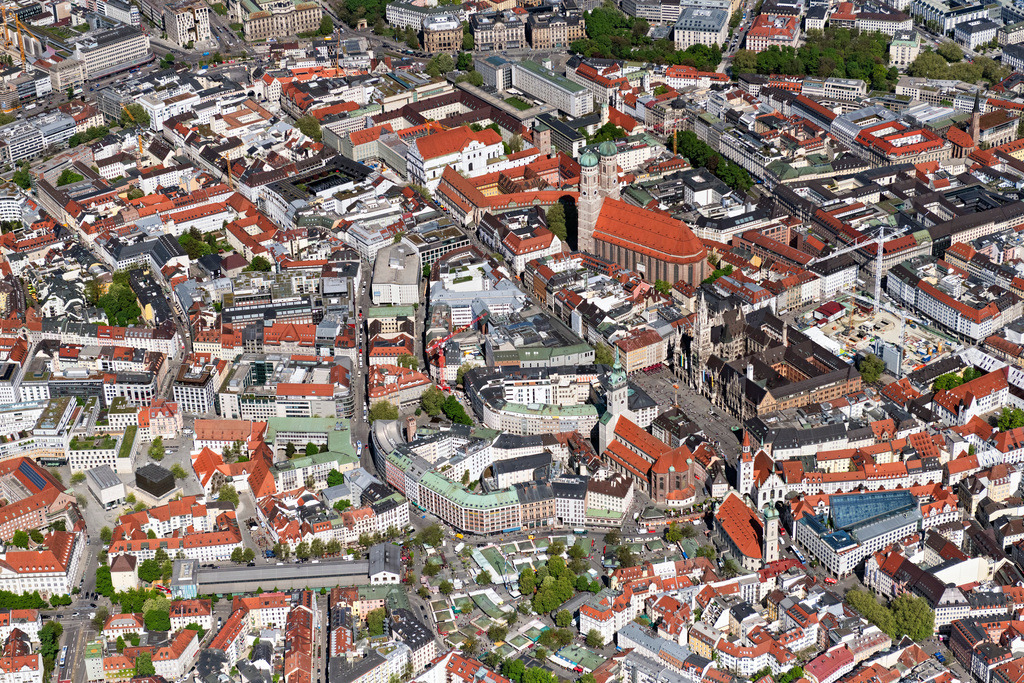 dr__0062968.jpg | MüNCHEN 29.04.2025 Platz- Ensemble Marienplatz am Rathaus mit der Frauenkirche im Innenstadt- Zentrum in München im Bundesland Bayern, Deutschland. Weiterführende Informationen bei: Landeshauptstadt München. // Square ensemble Marienplatz at the town hall with the Frauenkirche in the inner city center in Munich in the federal state of Bavaria, Germany. Further information at: Landeshauptstadt Muenchen. Foto: Daniel Reiter