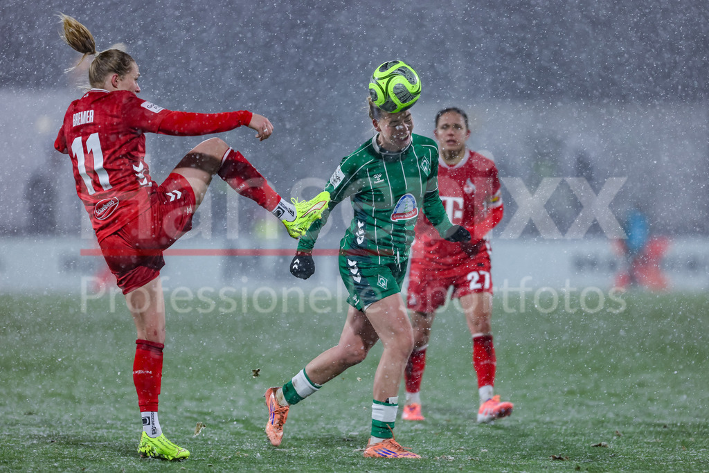 Fussball, Google Pixel Frauen-Bundesliga, SV Werder Bremen - 1. FC Köln | v.li.: Pauline Bremer (1. FC Köln, 11) und Juliane Wirtz (SV Werder Bremen, 28) im Zweikampf, Duell, Dynamik, Aktion, Action, Spielszene, DIE DFB-RICHTLINIEN UNTERSAGEN JEGLICHE NUTZUNG VON FOTOS ALS SEQUENZBILDER UND/ODER VIDEOÄHNLICHE FOTOSTRECKEN. DFB REGULATIONS PROHIBIT ANY USE OF PHOTOGRAPHS AS IMAGE SEQUENCES AND/OR QUASI-VIDEO.