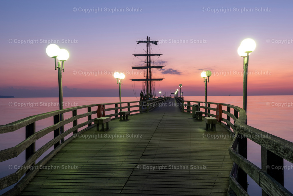 Sonnenaufgang an der Seebrücke Binz | Ein Segelschiff liegt kurz vor Sonnenaufgang am Anleger der Seebrücke im Ostseebad Binz.  - Realisiert mit Pictrs.com