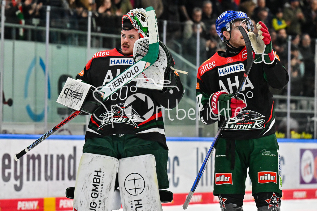 Augsburger Panther - Düsseldorfer EG | Die Augsburger Spieler freuen sich ueber den Heimsieg gegen Duesseldorf / DEL: Augsburger Panther - Duesseldorfer EG, Curt Frenzel Stadion am 04.03.2025 / zusammen mit den Fans / Strauss MANN (Augsburger Panther #38) / Chris COLLINS (Augsburger Panther #10)