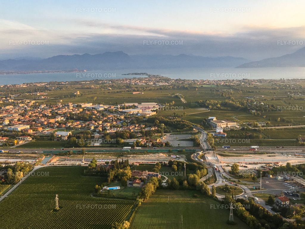Aerial view: View of the town in the district San Martino della Battaglia in Desenzano in the state Brescia, Italy.Photo: IMG-135008.jpg taken on 09/23/2022 by Werner Riehm/FLY-FOTO.comResolution of the original: 4032 x 3024 px