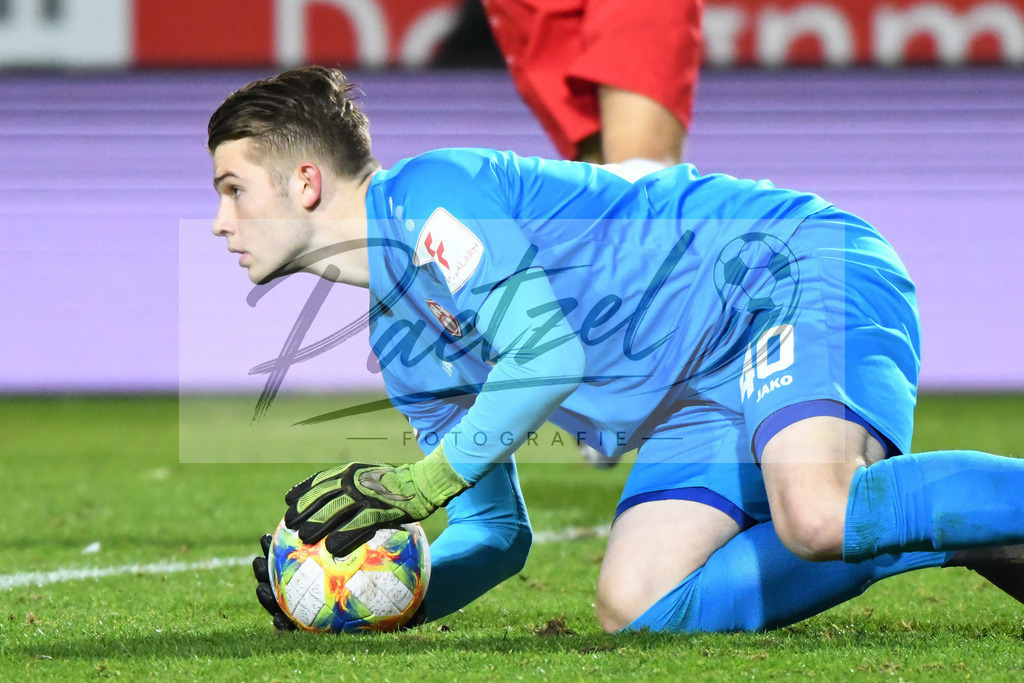 20200214_SCPFWK_0054 | Fussball, Herren: Torhueter Vincent Mueller (FC Wuerzburger Kickers) schaut waehrend des Spiels der 3. Liga zwischen SC Preussen Muenster und FC Wuerzburger Kickers im Preussenstadion am 14.02.2020 in Muenster, Deutschland.DFB / DFL REGULATIONS PROHIBIT ANY USE OF PHOTOGRAPHS AS IMAGE SEQUENCES AND/OR QUASI-VIDEO. - Realisiert mit Pictrs.com