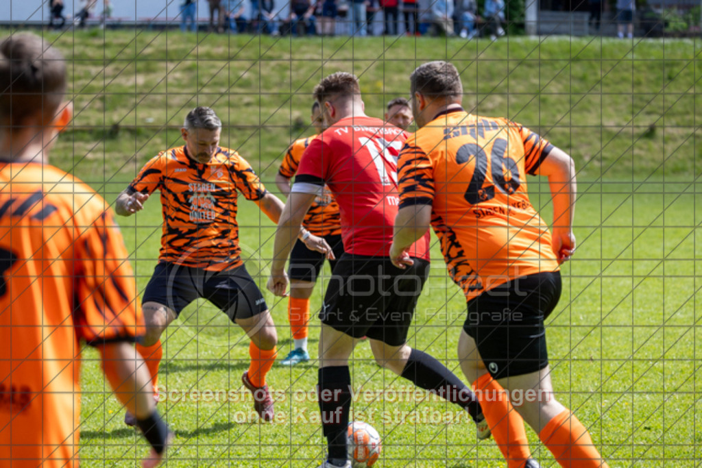 20250518_150237_0026 | #,TV Birenbach (rot) vs. SGM Jebenhausen/Bezgenriet II (organge), Fussball, Kreisliga B8 - Bezirk Neckar/Fils, 27. Spieltag, Saison 2024/2025, Rasenplatz, Sportplatz Birenbach, Turnhallenweg 8, 73102 Birenbach, 18.05.2025 - 15:00 Uhr,Foto: PhotoPeet-Sportfotografie/Peter Harich
