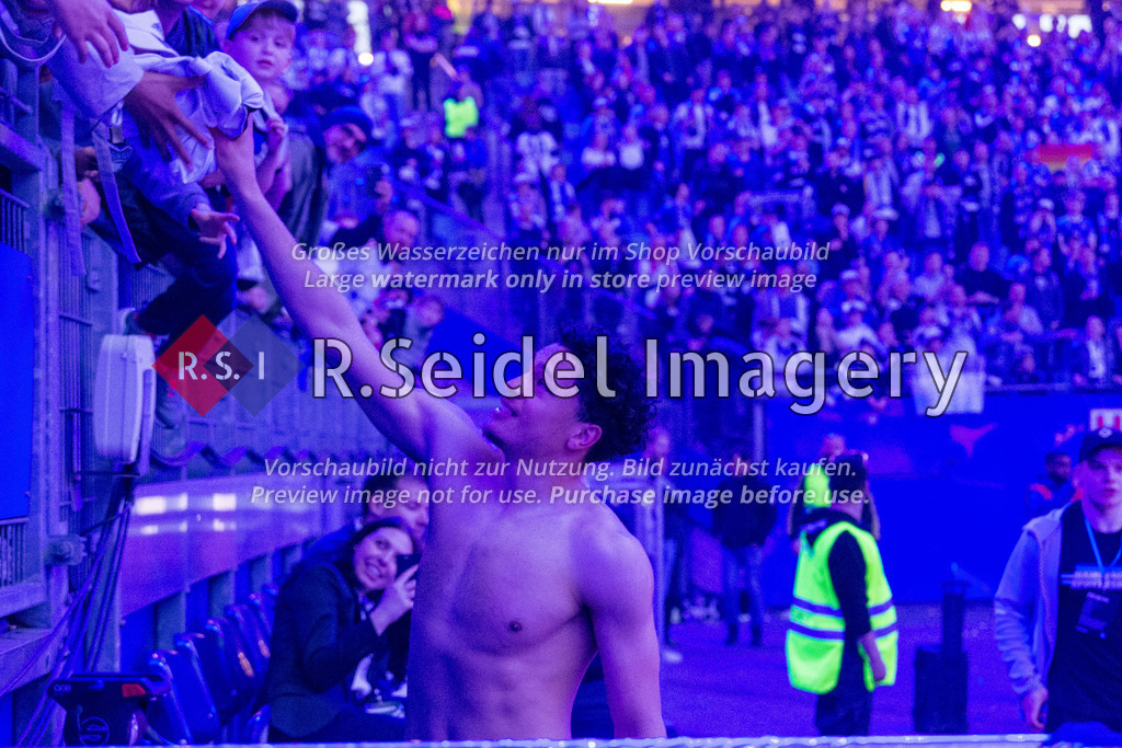 Fußball, Saison 2022/23, 2. Bundesliga, Hamburger SV - FC St. Pauli, Volksparkstadion (Hamburg), 21.04.2023, 29. Spieltag | Jonas David (#34, HSV, Torschütze) gibt nach dem Spiel einem Fan auf der Tribüne sein Trikot.