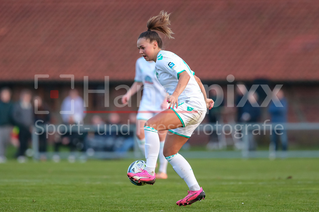 Fussball, Testspiel Frauen, SV Henstedt-Ulzburg - SV Werder Bremen | v.li.: Maja Sternad (SV Werder Bremen, 11) am Ball, Einzelbild, Ganzkörper, Aktion, Action, Spielszene