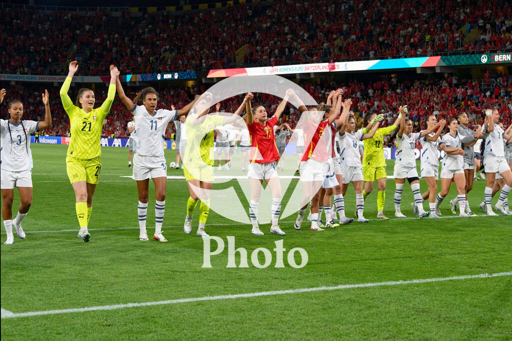 Spain v Switzerland - UEFA Women's EURO 2025 Quarter-Final | BERN, SWITZERLAND - JULY 18: Switzerland team thanks the fans during the UEFA Women's EURO 2025 Quarter-Final match between Spain v Switzerland at Stadion Wankdorf on July 18, 2025 in Bern, Switzerland. (Photo by Giuseppe Velletri/Sports Press Photo/Getty Images)