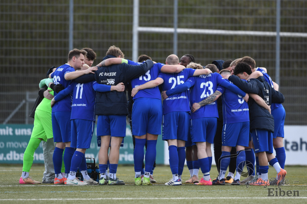 FC Rastede-VFl Stenum | Herren Bezirksliga 2; FC Rastede (blau)-VFL Stenum (schwarz) am 29.03.2026 in Rastede (Sportanlage Köttersweg), Photo: Philip Eiben 2026 - Realisiert mit Pictrs.com