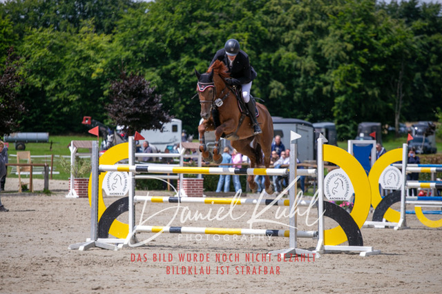 IMG_5670 | Deine Turnierfotos vom Reitturnier online kaufen: Dressur, Springen & Siegerehrung. Professionelle Pferdefotografie aus dem Rheinland – als Download & Print.Alternative: Turnierfotograf für den Pferdesport: Finde deine Fotos von Dressur- und Springturnier
