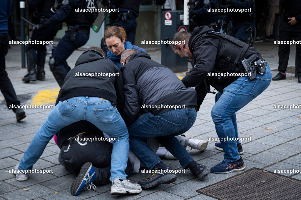 9L6A7756 | Des lycéens organisent de nouveaux blocages en Alsace le 13 octobre 2026, avant des rassemblements prévus à Strasbourg et à Mulhouse, en France. Cette mobilisation témoigne de la colère croissante des élèves face aux problèmes liés à l’éducation. Strasbourg - Realisiert mit Pictrs.com