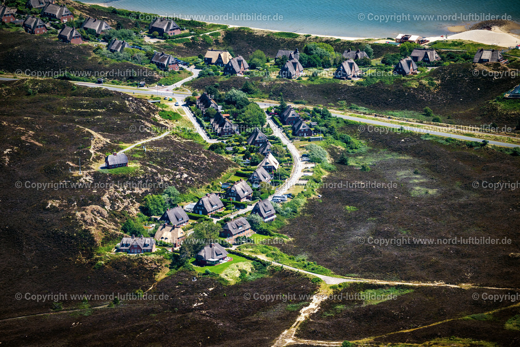 Sylt_List_Mövengrund_ELS_1478210625 | LIST 13.08.2025 Ferienhaus Anlage " Heidesiedlung " in List auf der Insel Sylt im Bundesland Schleswig-Holstein, Deutschland. // Holiday house plant of the park " Heidesiedlung " in List at the island Sylt in the state Schleswig-Holstein, Germany. Foto: Martin Elsen