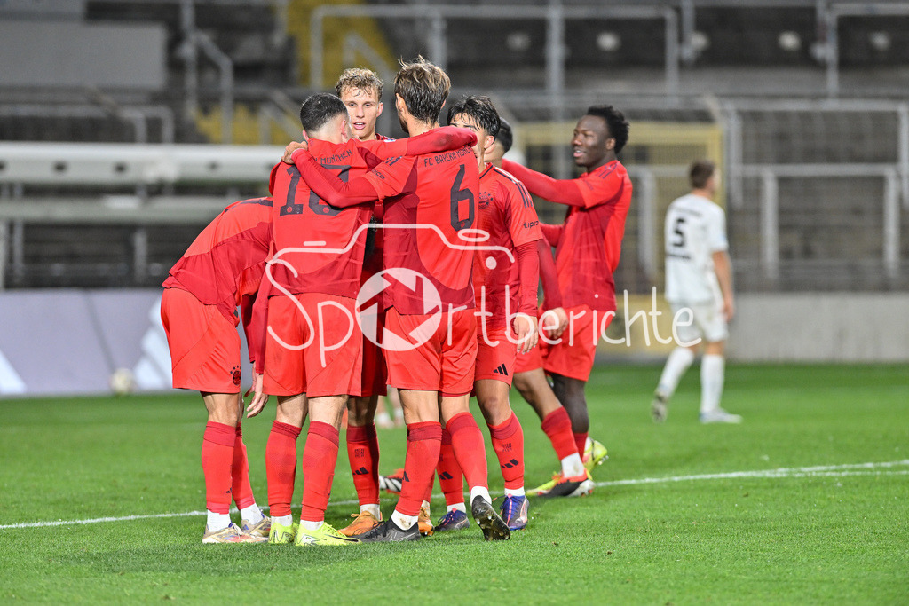 FC Bayern Amateure - TSV Schwaben Augsburg | Jubel der Bayern Amateure nach dem Treffer zum 3-0 durch Davide Dell´ERBA (FC Bayern München II #3) / Freude / Happy / Tor / Torschuetze / Regionalliga Bayern: FC Bayern Muenchen II - TSV Schwaben Augsburg, Gruenwalder Stadion am am 25.10.2024