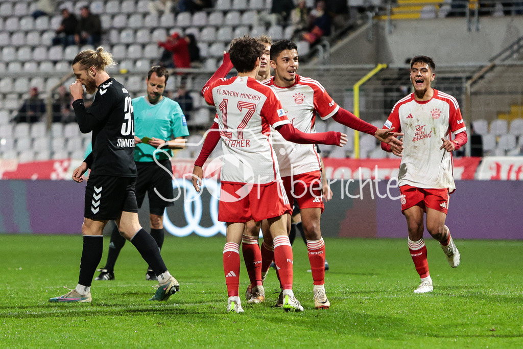 FC Bayern Amateure - SV Wacker Burghausen | Jubel der Amateure nach dem Treffer zum 2-0 druch Davide Dell'ERBA (FCB #19) / Tor / Torschuetze / Freude