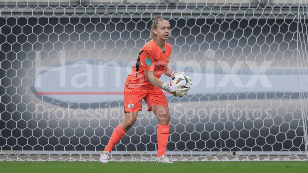 Fussball, Testspiel Frauen, VfL Wolfsburg - PSV Eindhoven | v.li.: Lisan Alkemade (Torhüterin, Torwart, PSV Eindhoven, 16) am Ball, Freisteller, Einzelbild, Ganzkörper, Aktion, Action, Spielszene