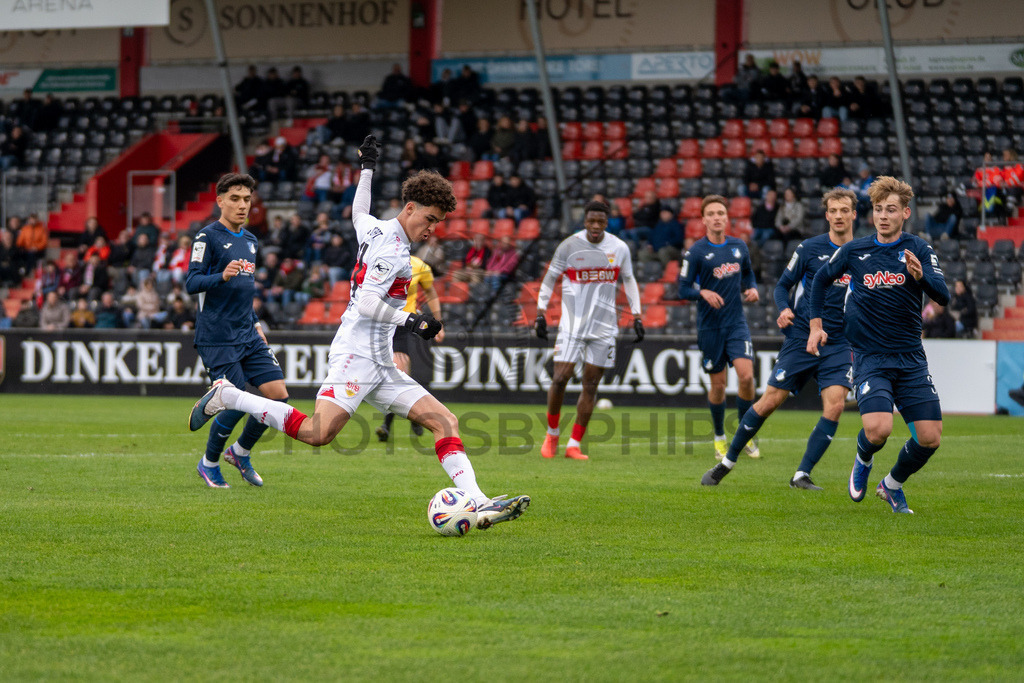 VfB Stuttgart II vs. TSG Hoffenheim II, Fussball, 3. Liga, 26. Spieltag, 15.03.2026 | Noah Darvich (VfB Stuttgart II, #31),VfB Stuttgart II vs. TSG Hoffenheim II, Fussball, 3. Liga, 26. Spieltag, 15.03.2026Foto: photosbyphips/Philip Ziegler