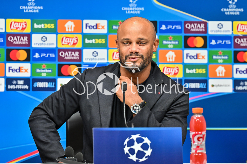 Paphos FC - FC Bayern München | im Bild Vincent KOMPANY Trainer FC Bayern Muenchen auf der Pressekonferenz vor dem Spiel in Pafos / Einzelfoto / Freisteller