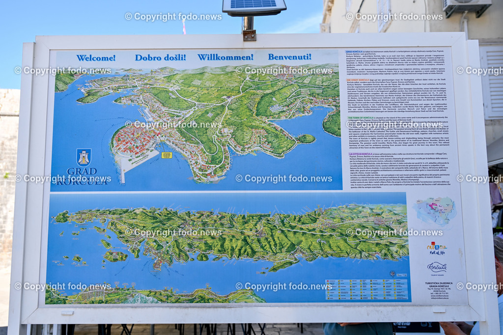 Kroatien_ Korcula_ Insel in Sueddalmatien_ Korcula Stadt_ 13.09.2024-7 | 13.09.2024, Kroatien, HRV, Korcula, Insel in Sueddalmatien, Korcula Stadt im Bild Hafen, Hafenansichten, Boot, Boote, Schiff, Schiffe, Gebauede, Adria, Meer, Stadtansichten, Altstadt, Marco Polo, Museum, Touristen, Souvenier, Restaurant, KonobaKorcula - Schwarzes Korfu - benannt nach den dunklen Kiefernwaeldern, ist eine zu Kroatien gehoerende Insel in der Adria vor der Kueste Sueddalmatiens. Zugleich ist sie Teil des Dinarischen Gebirges. Quelle: Wikipedia