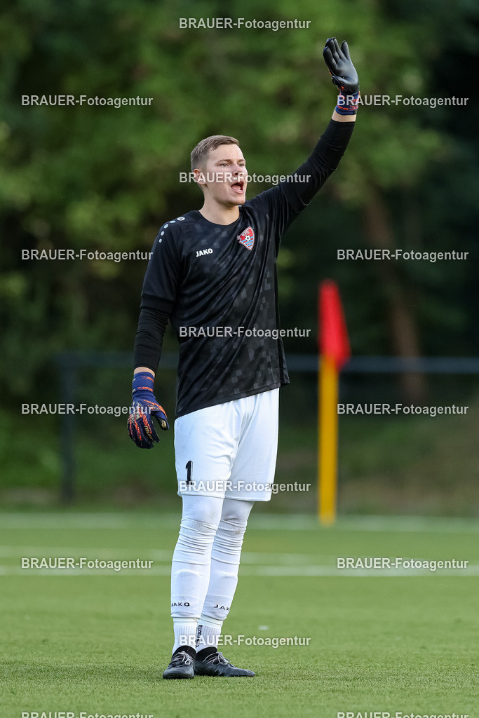 1_KFCWAT_20250723_1068.JPG -  - KFC Uerdingen - SG Wattenscheid 09 - Testspiel | Krefeld, Deutschland, 23.07.25: Torwart Jonas Holzum (KFC Uerdingen) gestikuliert, Gestik waehrend des Testspiel Spiels zwischen KFC Uerdingen - SG Wattenscheid 09 in der Covestro Sportpark am 23. July 2025 in Krefeld, Deutschland. (Foto von Stefan Brauer/Brauer-Fotoagentur)