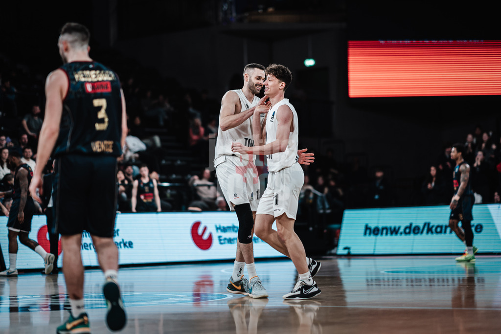 Basketball | Männer | Saison 2023/2024 | BKT EuroCup | Veolia Towers Hamburg vs. Umana Reyer Venice | 06.02.2024 | Freude bei Jonas 'WoBo' Wohlfarth-Bottermann (#18, Hamburg Towers) links und Niklas Krause (#1, Veolia Towers Hamburg) rechts