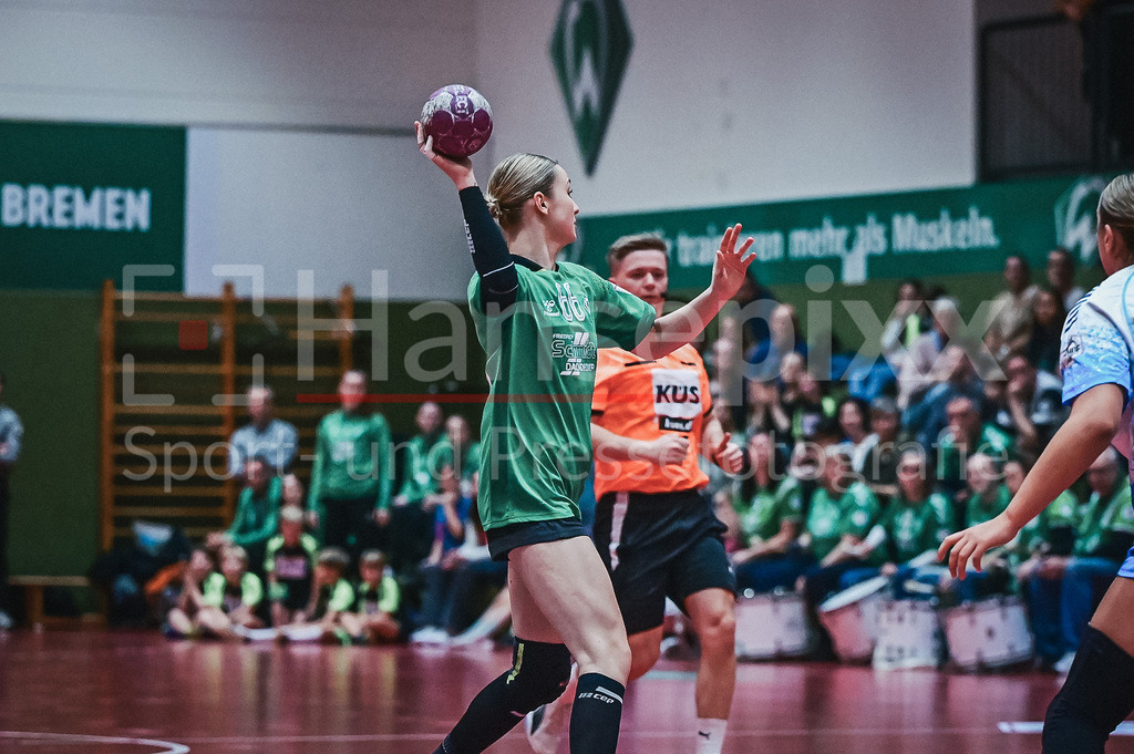 Handball, 2. Bundesliga Frauen, SV Werder Bremen - TuS Lintfort | v.li.: Luise Albert (SV Werder Bremen, 66) am Ball, Spielszene, Aktion, Action