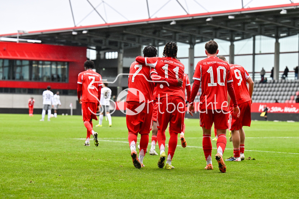 FC Bayern München - Berliner Athletik Klub | MUNICH, GERMANY - 21. FEBRUARY: Jubel der Bayern nach dem Treffer zum 4-1 durch Uzorchukwu EGWUATU (FC Bayern München 7) / Tor / Torschuetze / Freude / Happy während dem Spiel zwischen der U19 des FC Bayern München und der U19 des Berliner Athletik Klubs am 3. Spieltag der DFB-U19 Nachwuchsliga am FC Bayern Campus