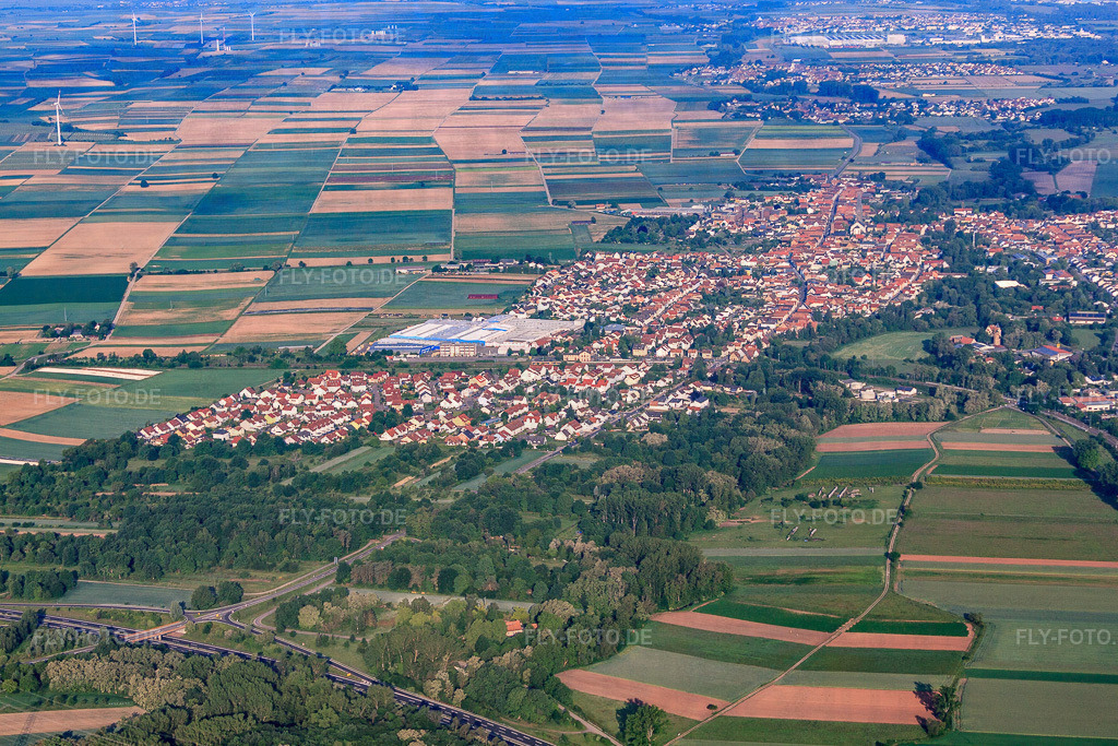 Stadtansicht aus Osten | Luftbild: Stadtansicht aus Osten in Bellheim im Bundesland Rheinland-Pfalz in Deutschland. Foto: IMG_64932.jpg vom 18.05.2014 durch Werner Riehm/FLY-FOTO.de - Realisiert mit Pictrs.com