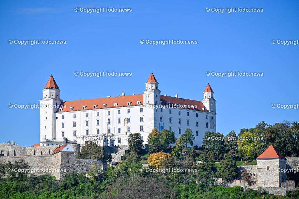 Slowakei_ Bratislavsky kraj_ Bratislava_ 08.10.2024-99 | 08.10.2024, Slowakei, SVK, Bratislavsky kraj, Bratislava, im Bild Bratislava, Stadtansichten, Gebauede, Sehenswurdigkeiten, Tourismus, Touristen, Cafe, Denkmal, Strasse, Donau, Bruecke, Schiff, Burg, Hrad, Ufo, Restaurant, Souvenier, Menschen, Bahnhof, Zug, Hauptstadt