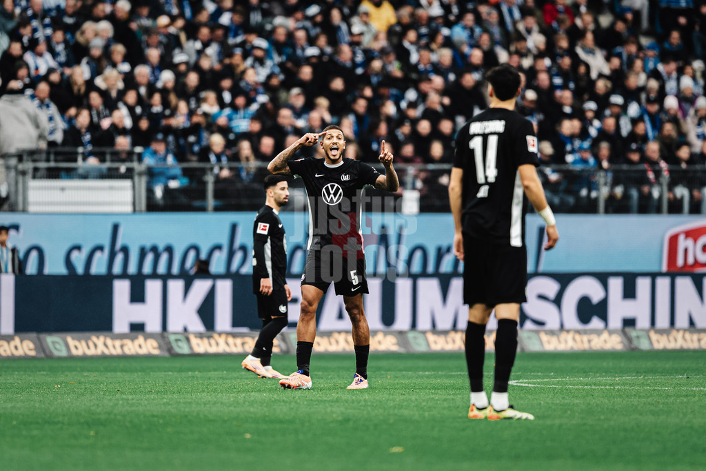 Fußball | Männer | Saison 2025/2026 | 1. Fußball-Bundesliga | 8. Spieltag | Hamburger SV vs. VfL Wolfsburg | 25.10.2025 | Vinicius de Souza Costa (#5, VfL Wolfsburg) gibt Anweisungen