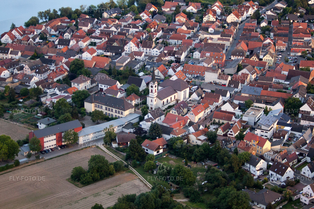 Luftbild: Stadtansicht vom Innenstadtbereich im Ortsteil Roxheim in Bobenheim-Roxheim im Bundesland Rheinland-Pfalz in Deutschland. Foto: IMG_69177.jpg vom 24.06.2014 durch Werner Riehm/FLY-FOTO.de