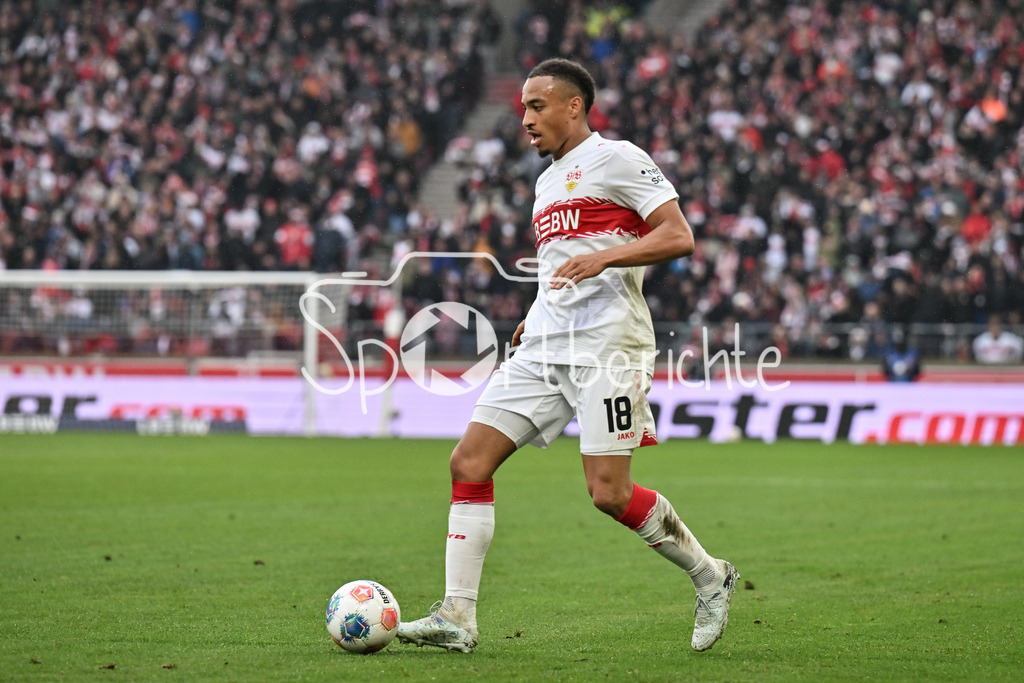 VfB Stuttgart - Hamburger SV | STUTTGART, GERMANY - 12. APRIL: with ball Jamie LEWELING (VfB Stuttgart 18) during the Bundesliga Match between VfB Stuttgart vs. Hamburger SV on Matchday 29 at MHP Arena / DFL REGULATIONS PROHIBIT ANY USE OF PHOTOGRAPHS AS IMAGE SEQUENCES AND/OR QUASI-VIDEO